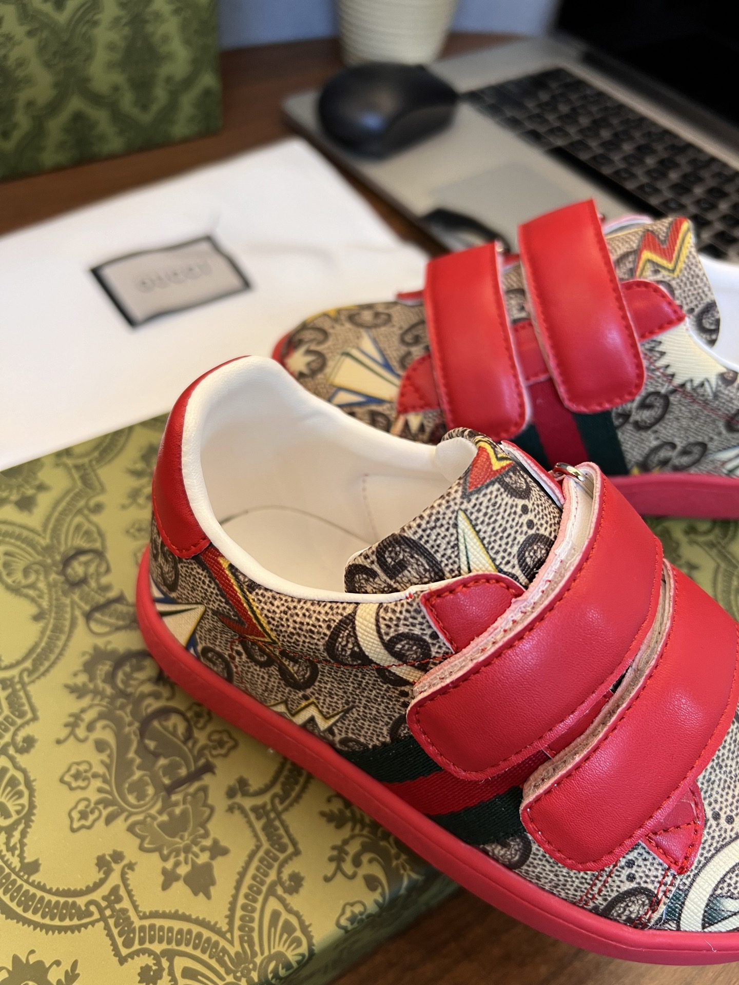 Children's shoes child
